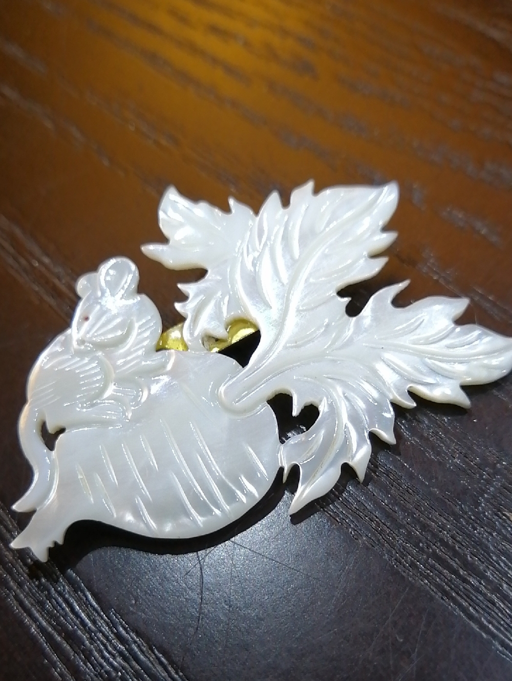Sitting Mouse Handcarved Iridescent White Mother Of Pearl Vintage Brooch